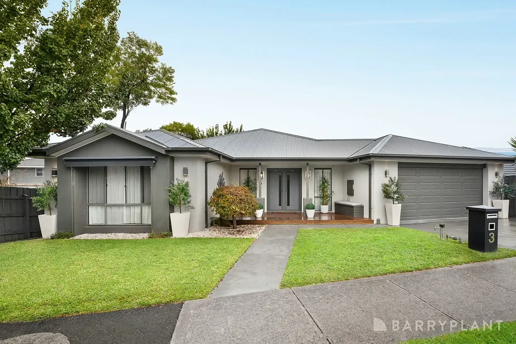 Mooroolbark 3房 Mooroolbark circuit 精心翻新 Spotted Gum地板 开放式生活区 高端厨房 主套房带步入式衣帽间 全天候户外娱乐 双车库 Flawless Modern Living With Spectacular Entertaining Spaces.