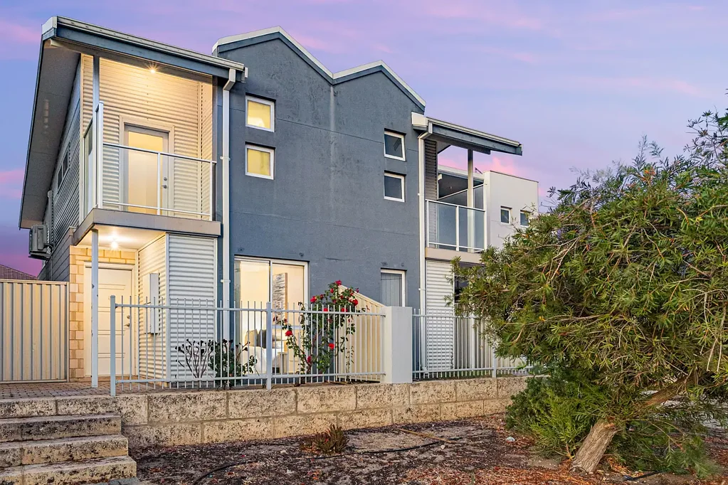 4/1 Positano Crescent, Yangebup, WA 6164