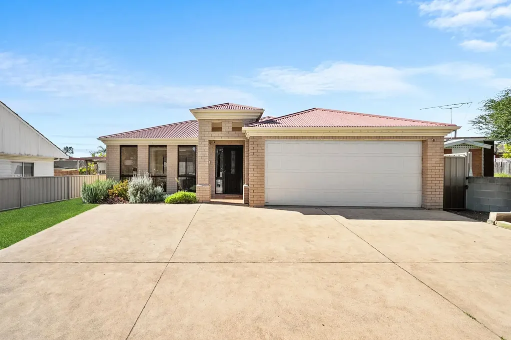 Kariong 4 Bedroom A Smart Start!