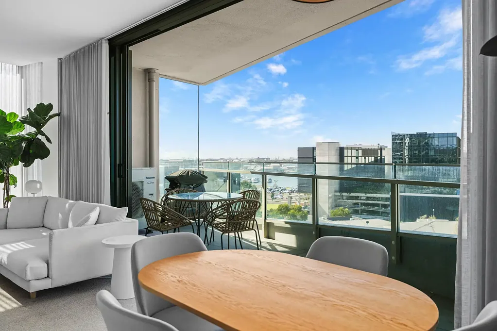 Newcastle West 2 Slaapkamer Put simply, harbour glimpses, city lifestyle at Verve