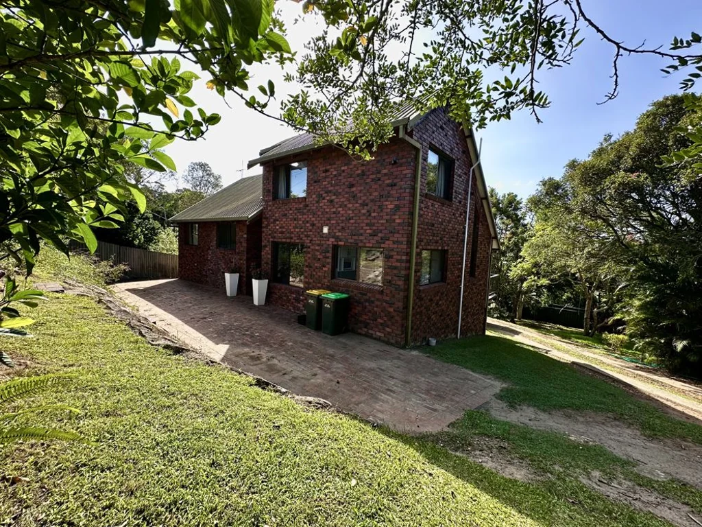 Spacious 3-Bedroom Family Home Near Beach & Schools!
