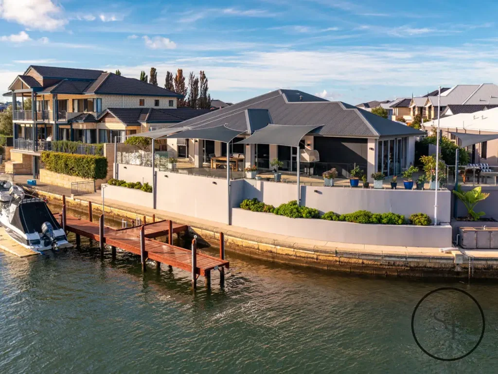 Halls Head 4房  Immaculate Home with Huge Canal Frontage
