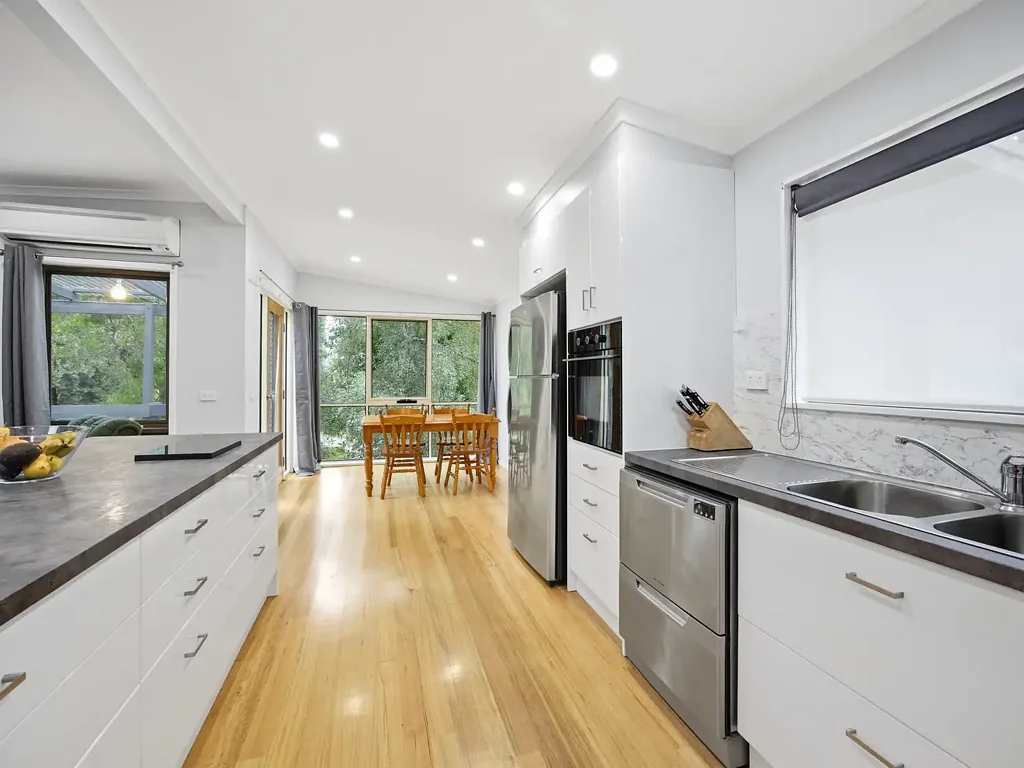 Millgrove 3침실 An Incredible Revival in a Serene Setting-Price Reduced