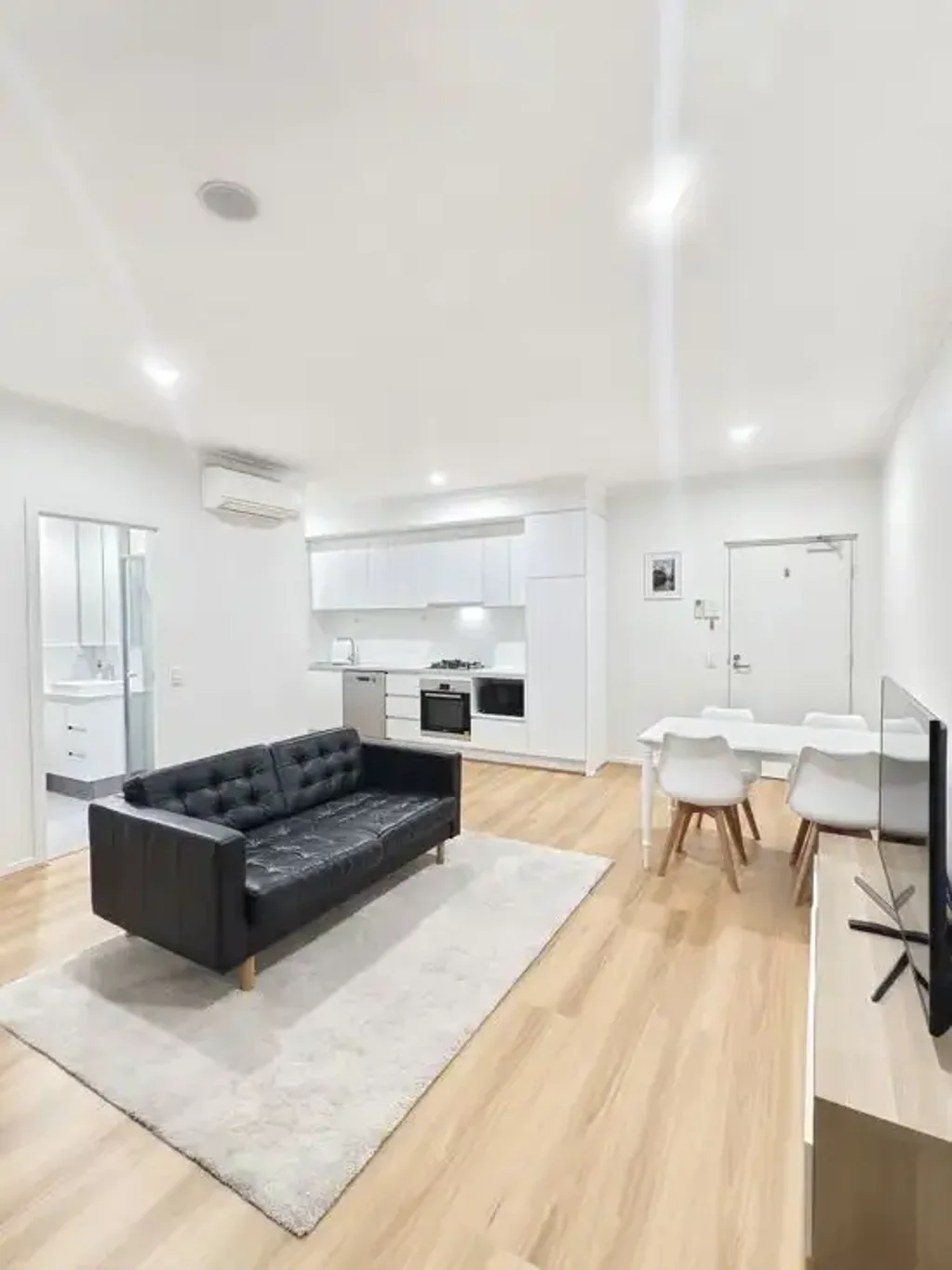 Fully Furnished Riverside Apartment - Prime West End Living