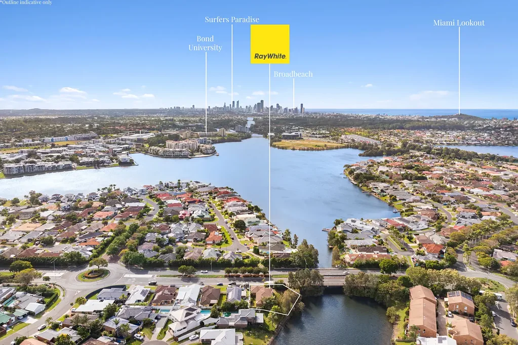 Varsity Lakes 3 Slaapkamer Single-Level Waterfront Living in a Coveted Varsity Lakes Location