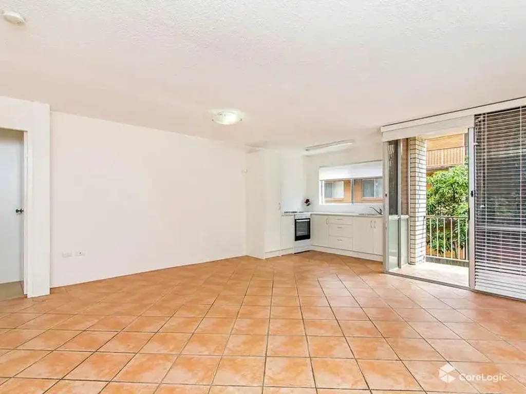 2 Bedroom Unit Metres From The Broadwater!