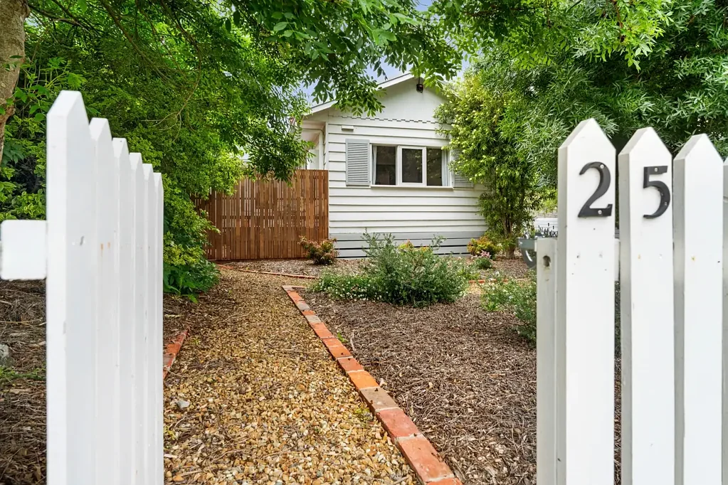 Creswick 4房  Charming Renovated Country Cottage with Modern Comforts