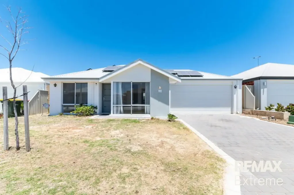 3x2 Coastal Home set 1.3km from the Beach!