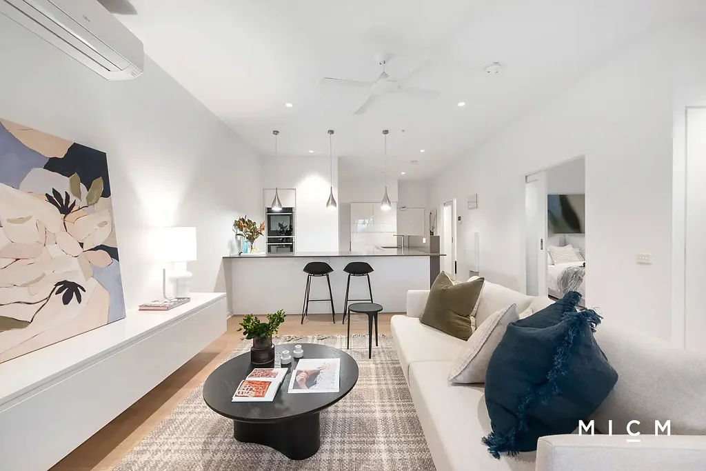 Melbourne 3房 宽敞空间 阳光风格 两车位稀有奢华 3卧2浴 106sqm 开放式起居 石制厨房 NEFF电器 东向阳台 城市天际线 法律precinct俯瞰 豪华3卧镜柜 双浴瓷砖 2车泊位 Resort式泳池 健身房图书馆 Rejuvenated Family Sanctuary with Spectacular Panoramic Views