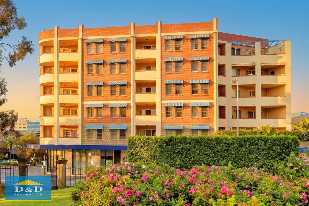 Parramatta 2कमरा City Centre location. Large 2 Bedroom Unit. Huge Balcony Overlooking Parramatta Park. Walk to Westfield Shopping, Parramatta Station & Restaurants