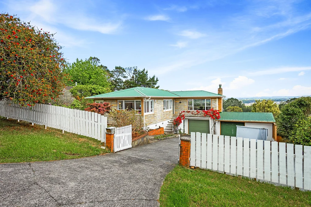 Massey 3房 1227㎡大地上的新西兰梦想基石!观景露台+后院草坪+内进式双车库,步行圈生活无忧! The Kiwi Dream: Hobbies, Views and Solid Living