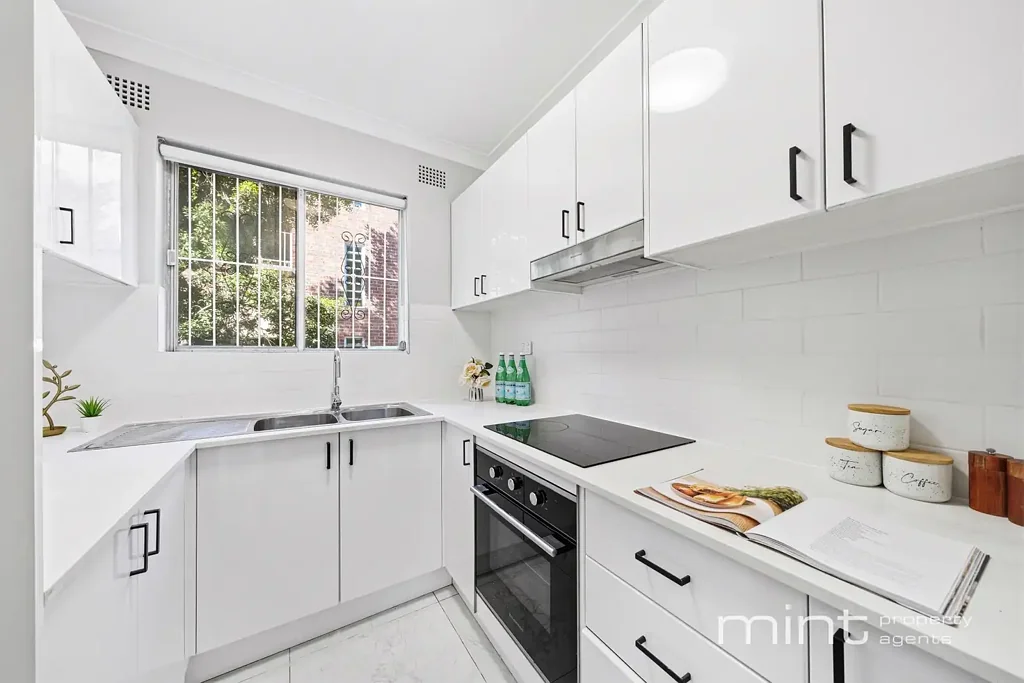Campsie 2 Slaapkamer Renovated, Spacious & Exceptionally Convenient