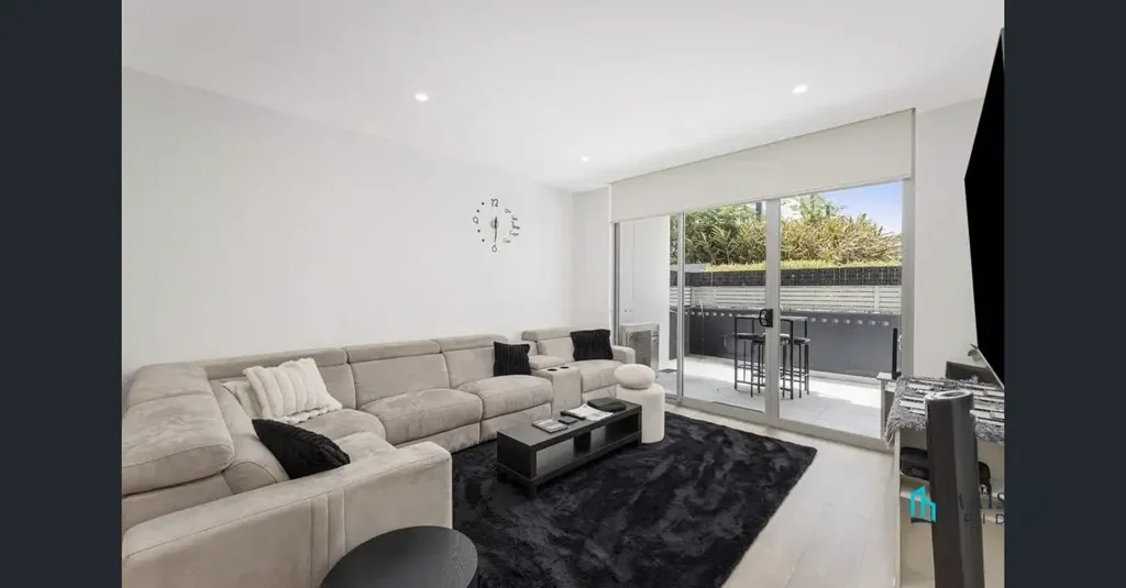 Modern Ground Floor Apartment with Spacious Courtyard Living