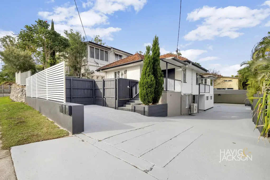 Stafford Heights 5房 Stafford Heights优越位置 多元住宅物业 三独立租赁收入 现代装修 双车库 灵活双重居住 Super Investment or Dual Living Option