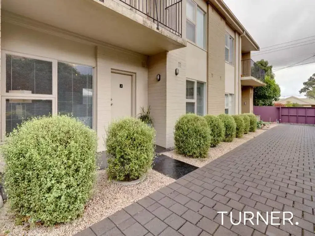 Updated apartment close to Burnside Village