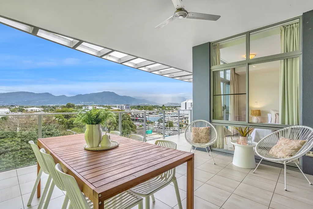 Cairns City 2 Bedroom Luxury 2-Bedroom Apartment on the 6th Floor - Spectacular City & Park Views!
