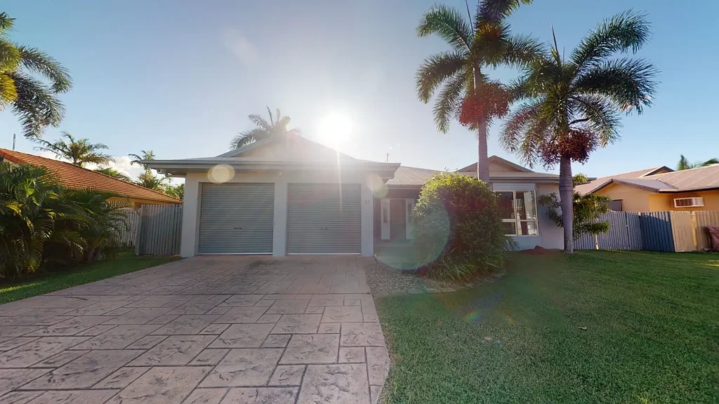 Family Home Tucked away in Kirwan!