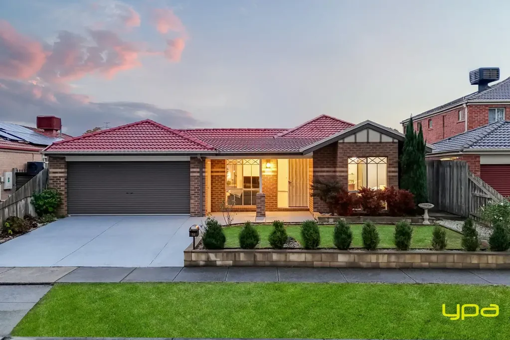 Cranbourne West 3房 宽敞主卧套间 步入式衣帽间 全屋重新粉刷 四季娱乐 pergola 双车库 宽敞后院 家庭理想之选 Spacious Family Living with an Incredible Covered Outdoor Entertaining Area