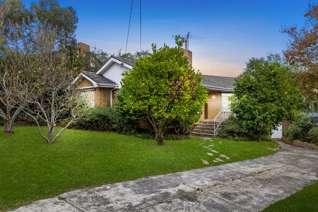 Mount Waverley 3Kwarto Timeless Family Classic With Scope & A Blue-chip Setting