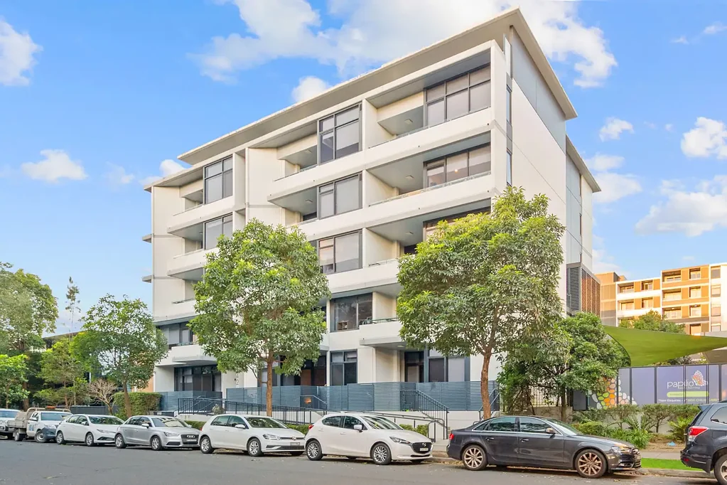 Rosebery 2 Bedroom Stylish Two-Bedroom Apartment with Study & Pool/Gym Access