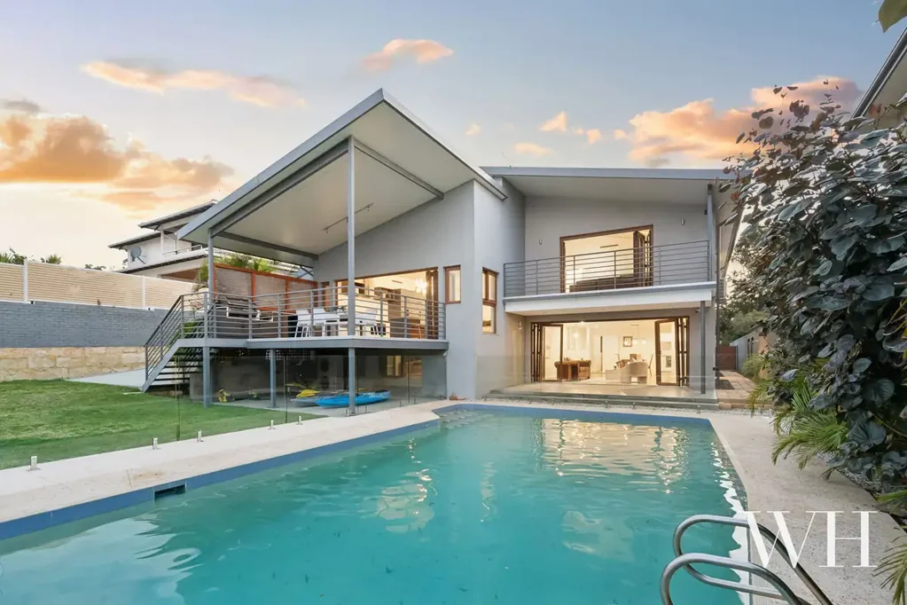 Attadale 5ห้องนอน Retro Reimagined: Expansive Outlooks & Riverside Serenity