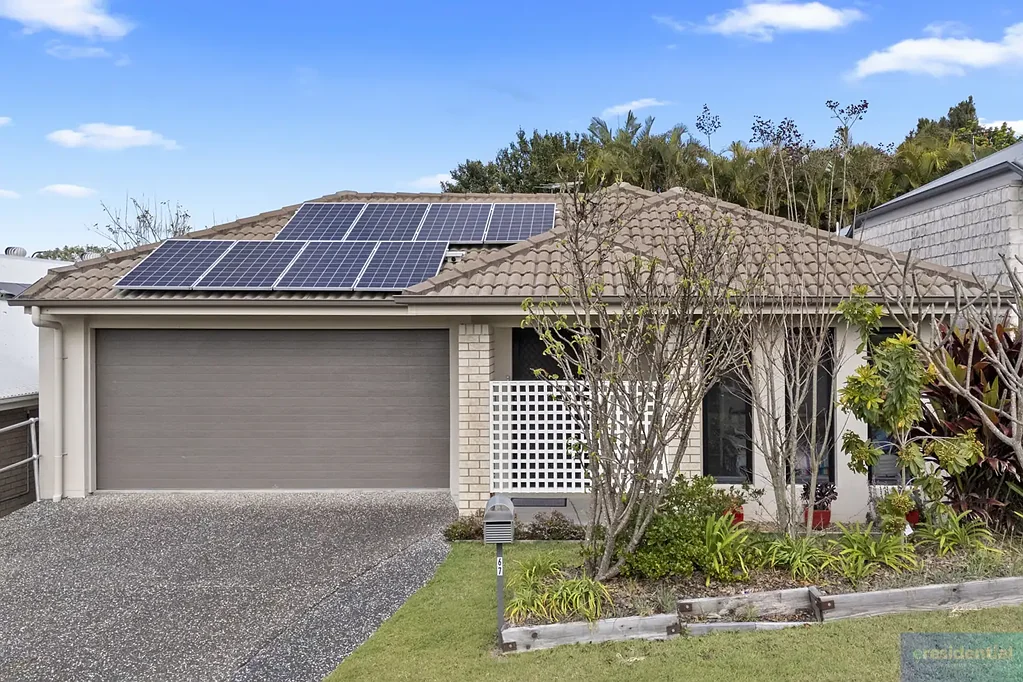 For Lease: Lovely Family Home With Huge Outdoor Entertaining Area in Holmview, QLD!