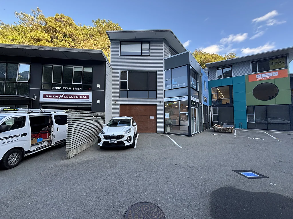 Kaiwharawhara Tidy city-fringe office space with on-site parking