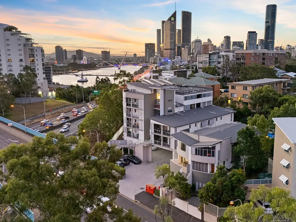 Kangaroo Point 3房 内城联排别墅 三层布局 主卧套间 双车库 游泳池桑拿 东区名校区 LARGER THAN MOST HOUSES - PERFECT POSITION