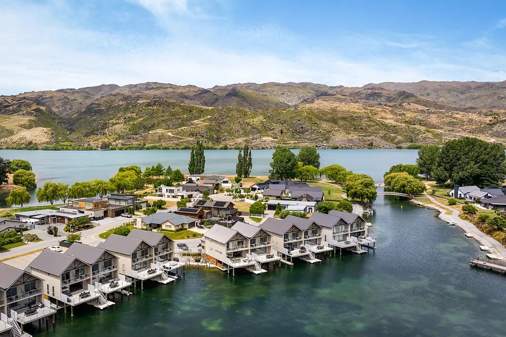 Cromwell 5ਬੈੱਡਰੂਮ Overwater retreat