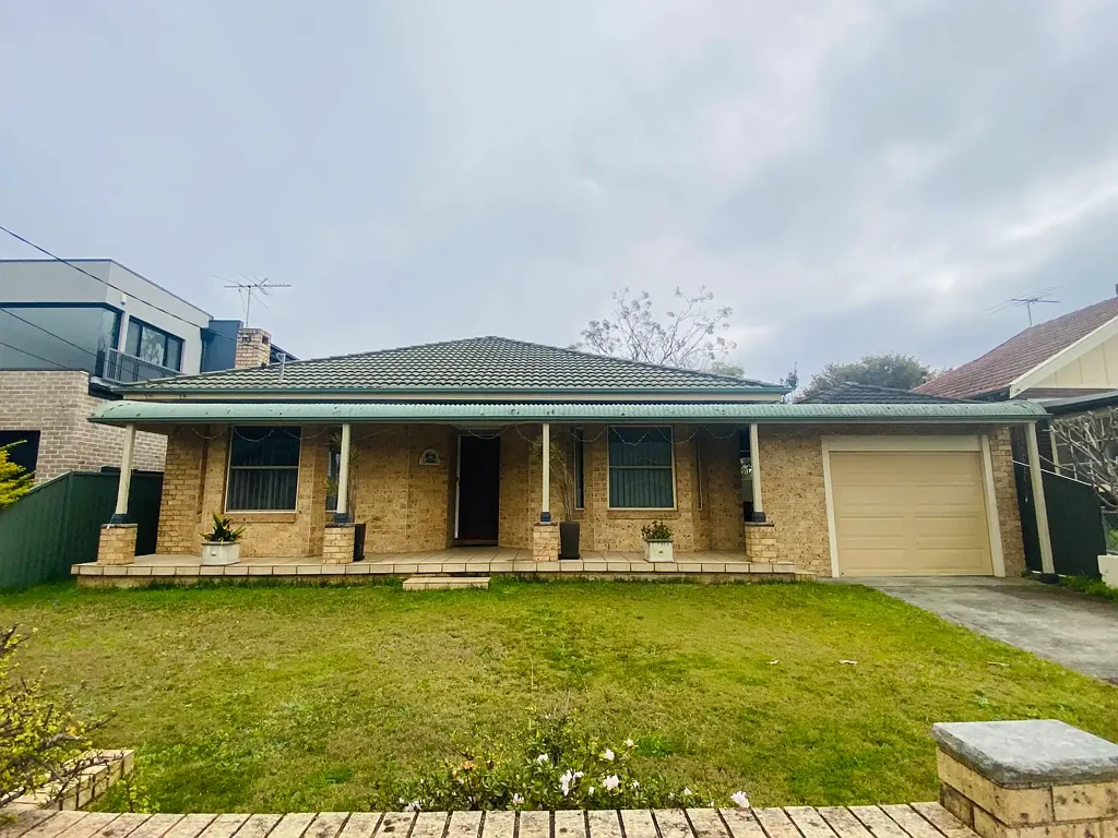 Hurstville Grove 4침실 Popular location 4-bedroom brick veneer home on a block approx.  733 sqm with a wide 15.2m frontage on the high side of Whitfield Pde.