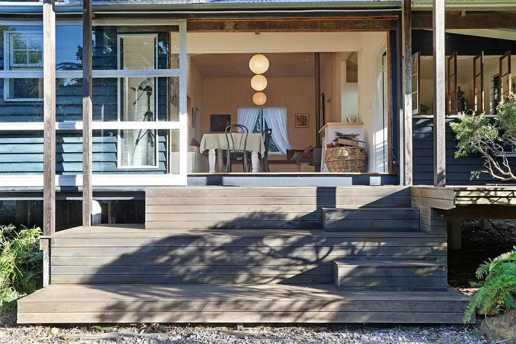 Flaxton 3 Bedroom Magnolia Cottage – A Lush Creative Hideaway with a Vintage London Bus