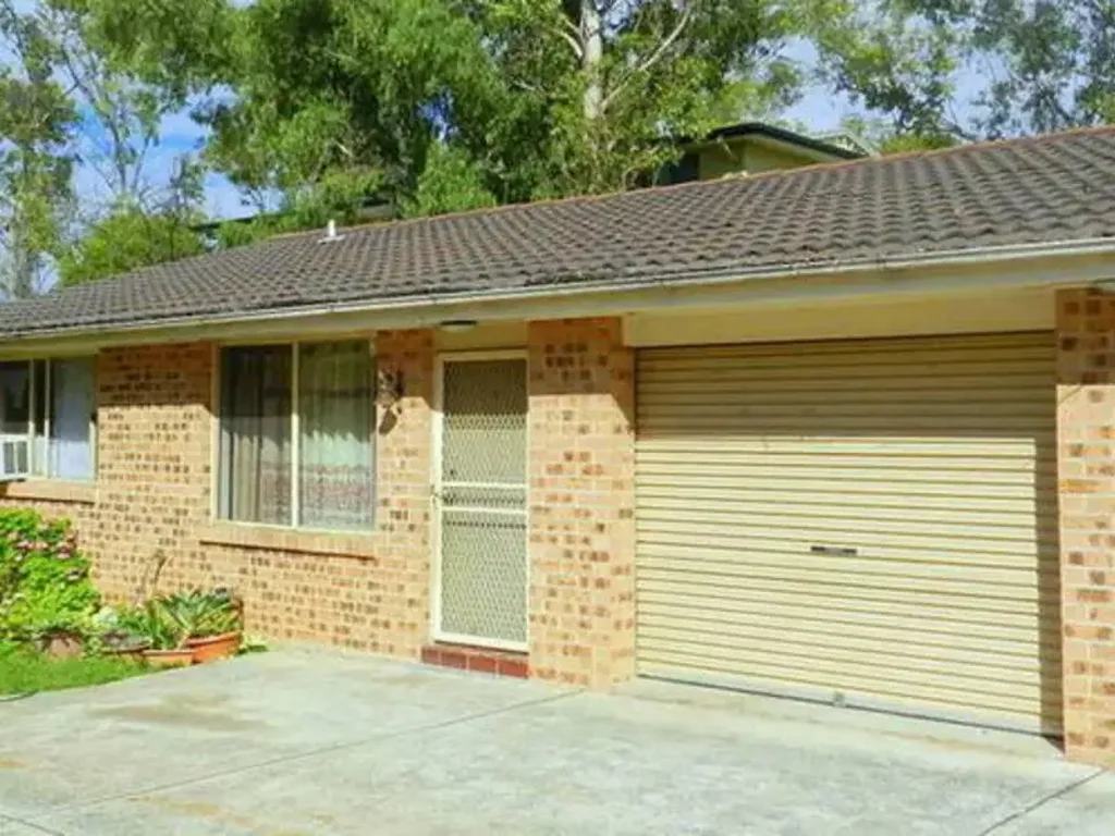 Tiled 3 bedroom Villa + Study. No carpet! Walk to Train, Westfield & Schools