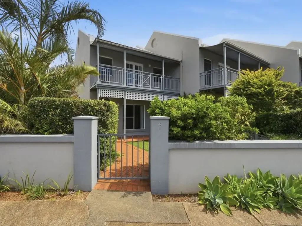 THREE BEDROOM COASTAL TOWNHOUSE