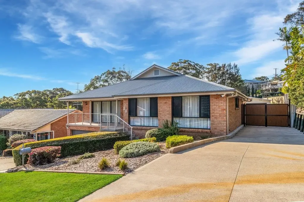 Cardiff 3 Slaapkamer Exceptional Family Home on expansive 1,221m2 block.