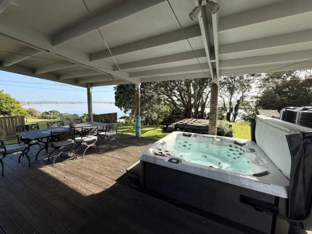 Te Kopuru 5房  Spectacular Views, elevated riverfront family home