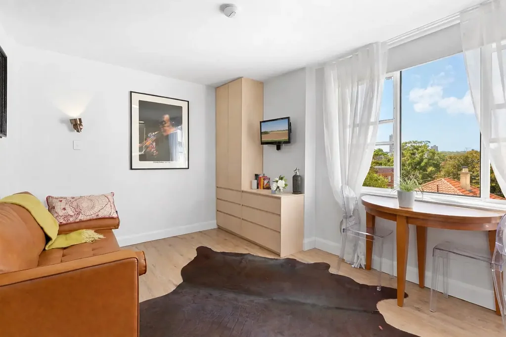 Elizabeth Bay Light-Filled Stylish Harbourside Base with Sweeping Outlook
