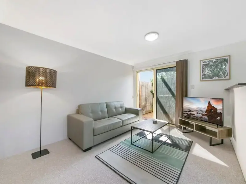 Furnished ground floor courtyard apartment