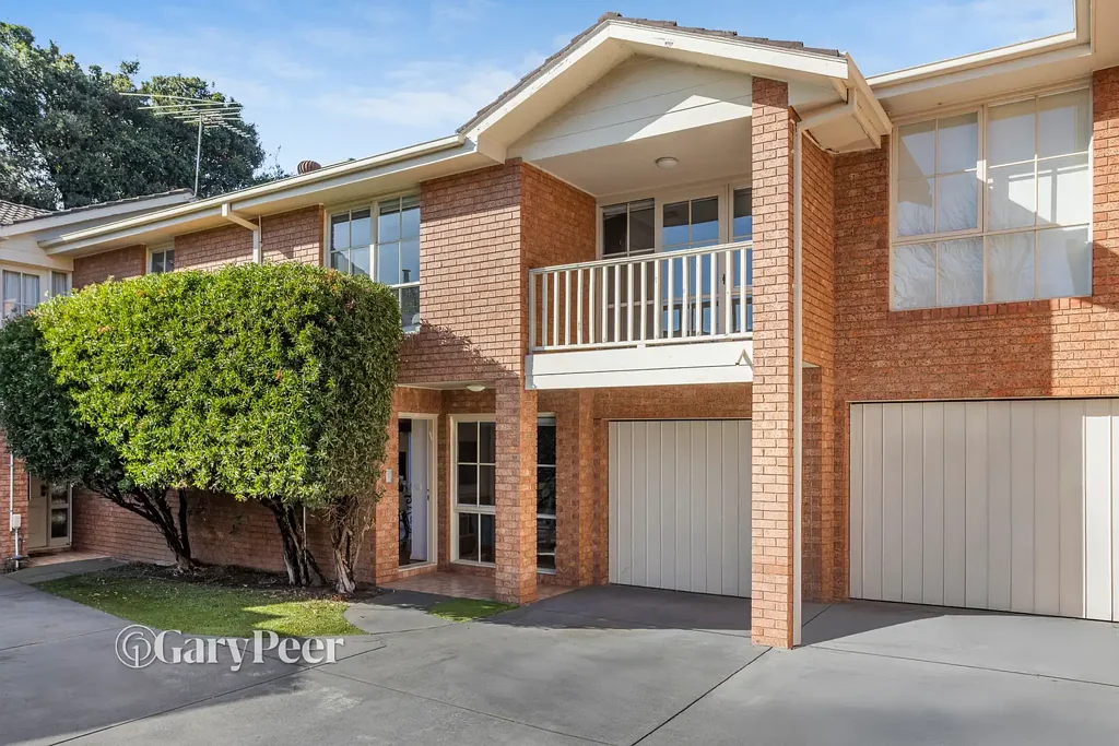 Caulfield North 3 Bedroom Stylishly updated & superbly located!