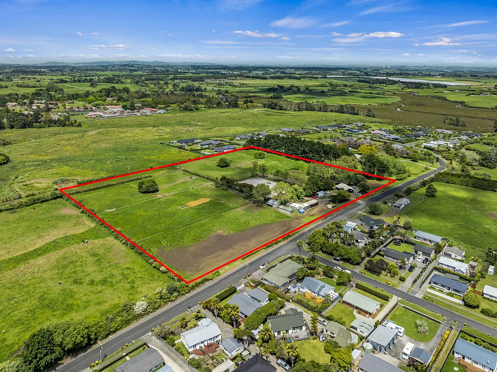 Kingseat Large landholding with residential zoning