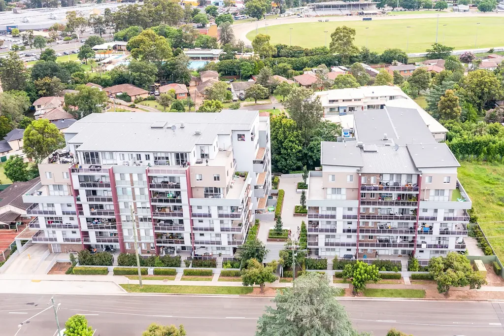 Ground floor modern 2 bedroom unit, handy location!!