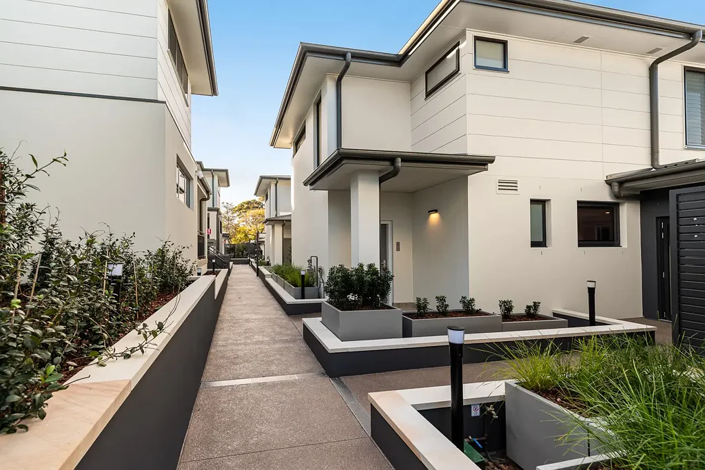 Kirrawee 3房 保养良好新社区 精装修优雅舒适 自然采光充足 精致简约设计 开放式起居用餐 私密户外露台 低维护高便利 Kirrawee便捷生活 Modern Comfort Meets Everyday Convenience