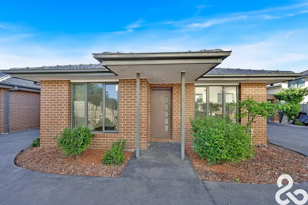 WALKING DISTANCE TO EPPING TRAIN STATION & PACIFIC EPPING!