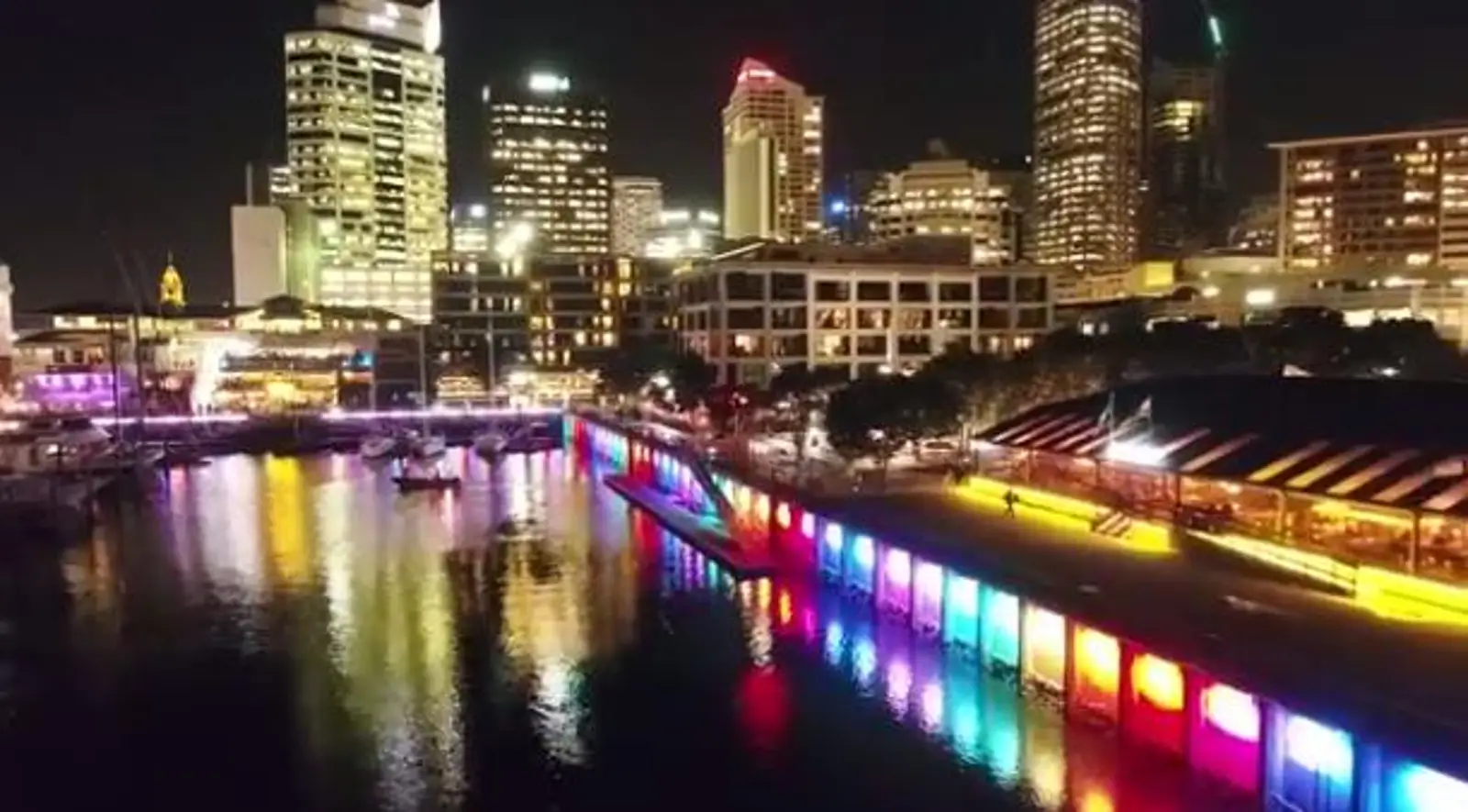 奥克兰海港再添新景观,明晚起开启炫彩灯光,一起去看吧!