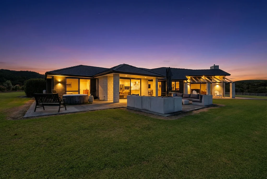 Mangawhai 4 Slaapkamer Private Lakeside Retreat, Huge Shed, & Solar Setup