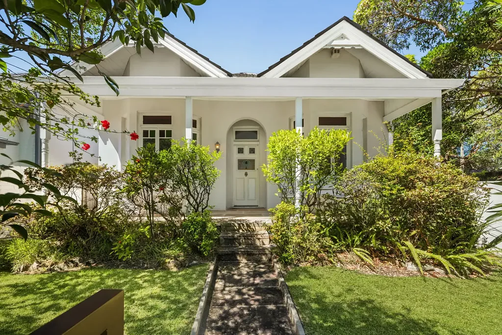 Bellevue Hill 4房 东北角靓宅 转角宽地 两面朝南 私享泳池庭院 邻近Bellevue Hill村 便捷生活 东区优选 Sunlit Corner Home with Endless Potential