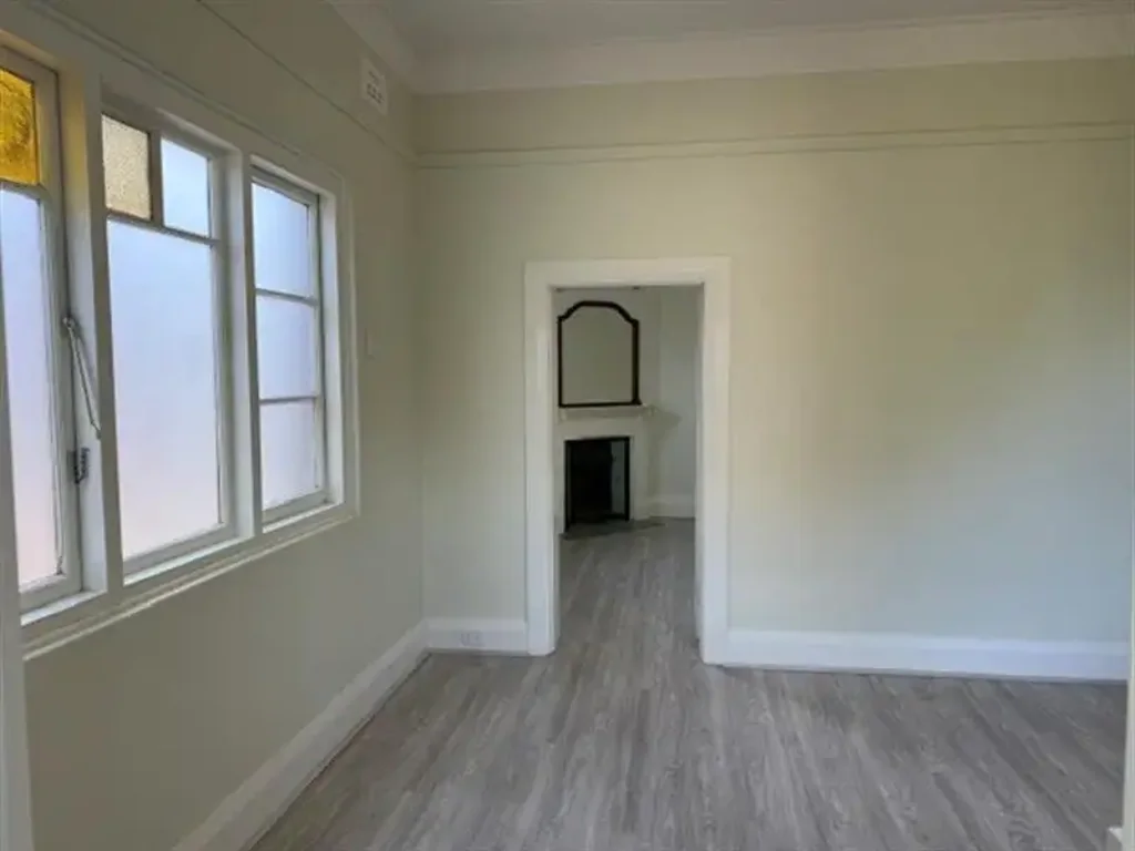 HUGE RENOVATED ART DECO 1 BEDROOM APARTMENT