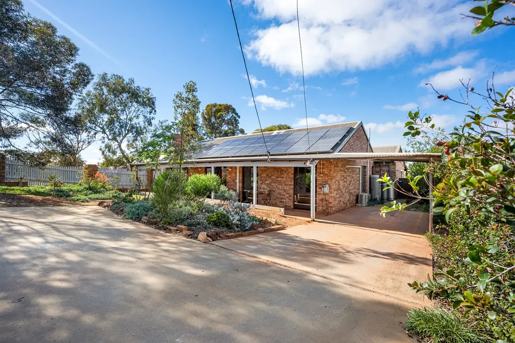 Kalgoorlie 3 Bedroom Stunning 4 x 2 Home