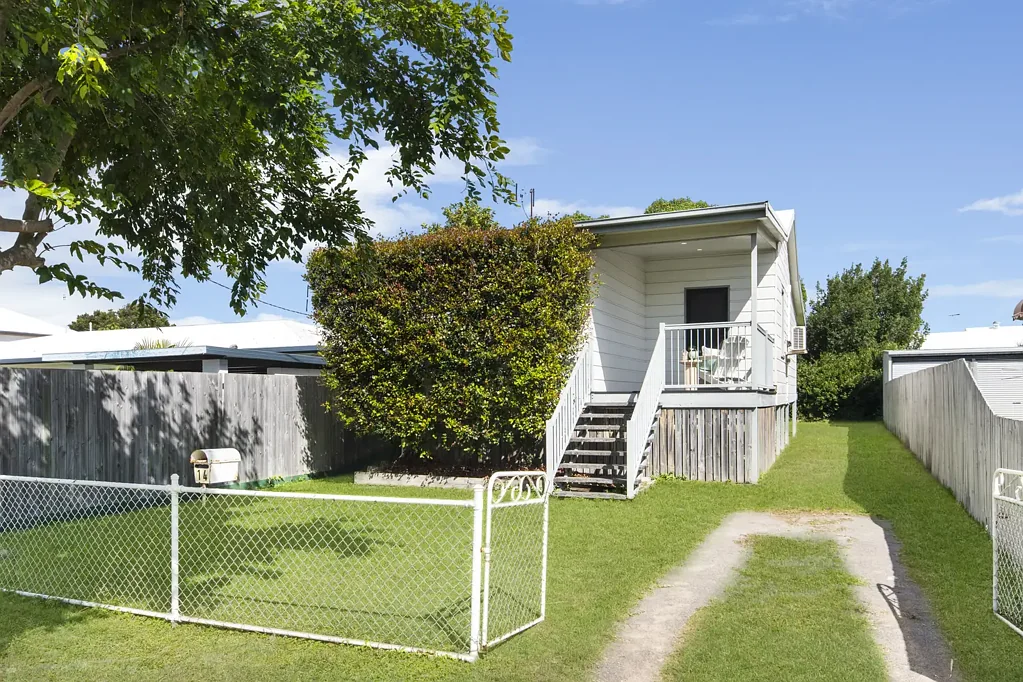 Railway Estate 3房  Central location, low maintenance, walking distance to everything!