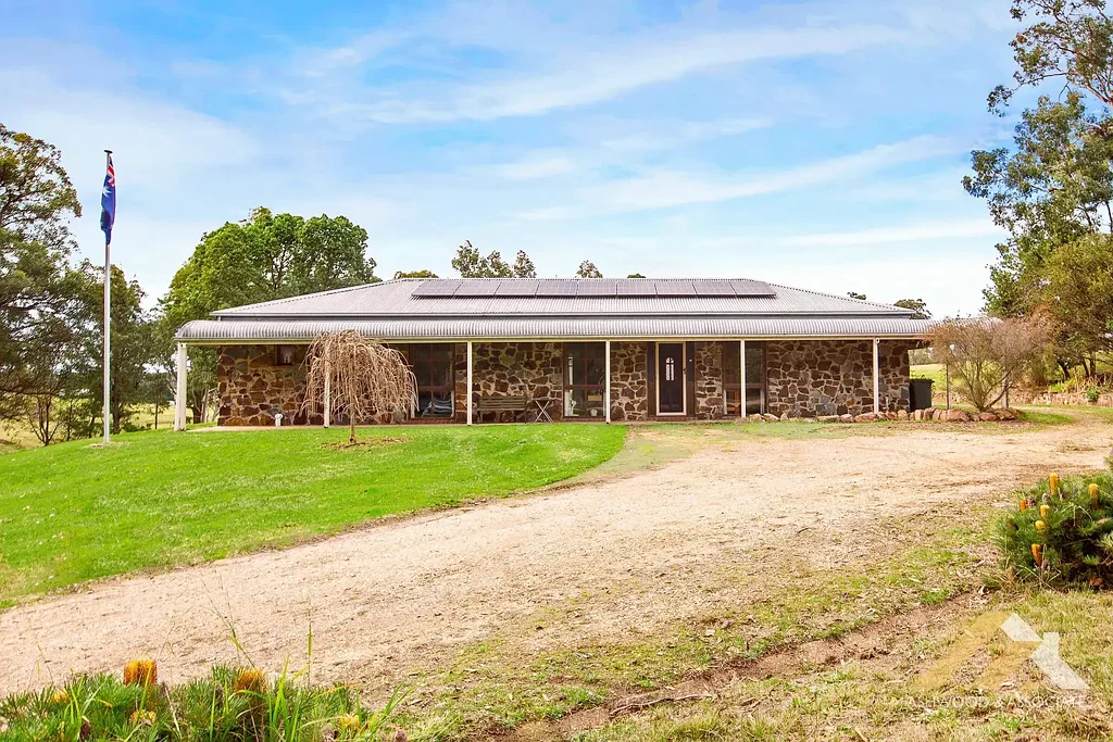 Wy Yung 4Moenga UNIQUE STONE HOME