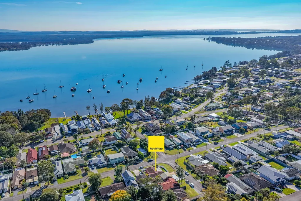 Bonnells Bay 2 Bedroom Spacious Lakeside Living with Three-Bedroom Potential